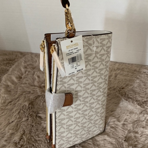 BNWT MICHAEL KORS WRISTLET WITH PHONE COMPARTMENT-Vanilla/Monogram - Picture 6 of 10